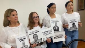 familiares de opositores detenidos en Venezuela exigen verlos