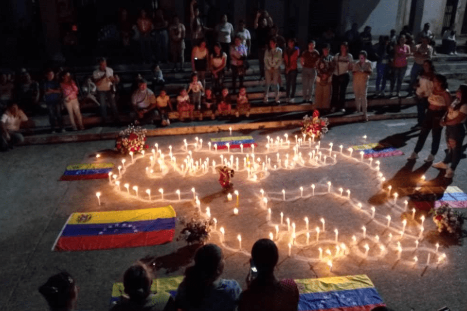 Familiares hacen vigilia por detenidos tras el 28J