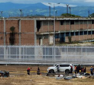 Familiares levantan vigilia en Tocuyito por la libertad de los presos políticos