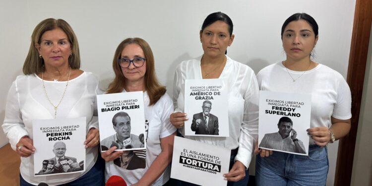 Familiares y esposas de presos políticos denuncian aislamiento extremo en El Helicoide: 'Queremos creer que están vivos'