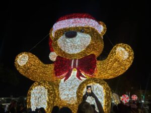 Familias llenaron Paseo Caroní en encendido navideño | Diario El Luchador