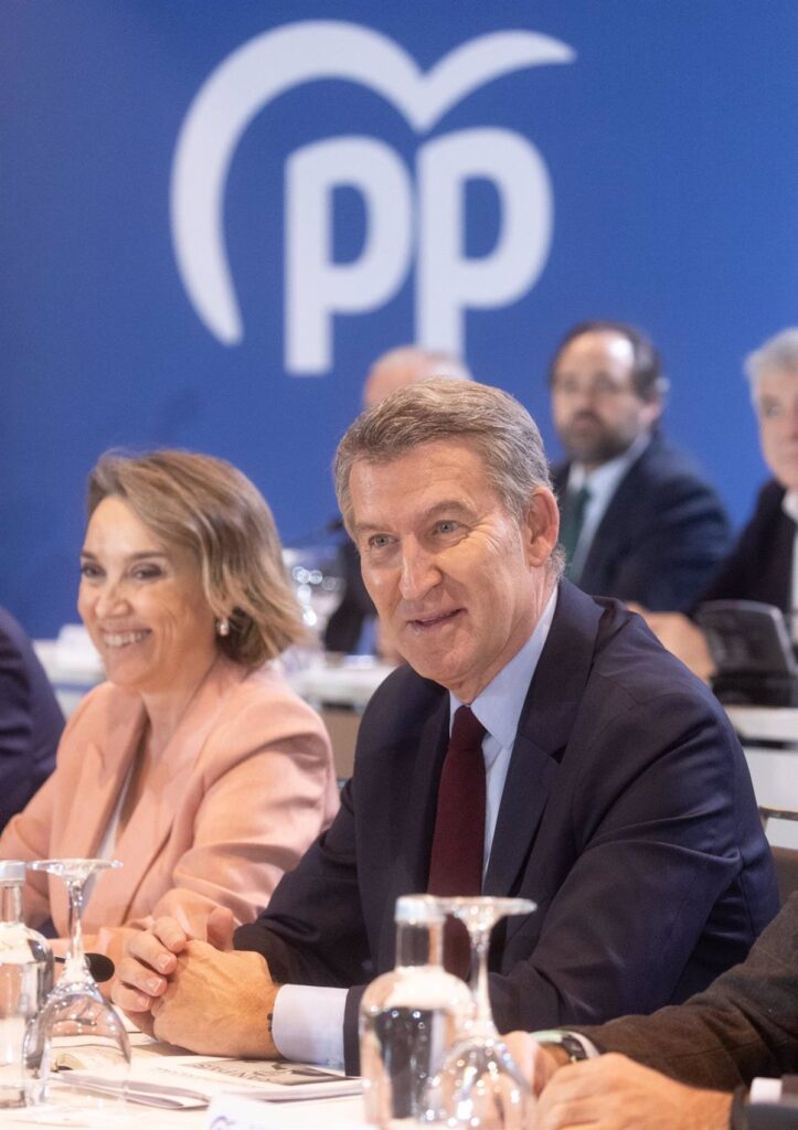 Feijóo pide a Mazón que no deje de reconocer "errores" y carga contra Sánchez por su "ofensivo cálculo político"