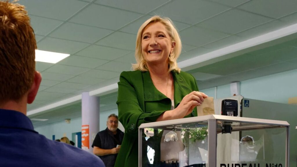 Fiscalía pidió 5 años de cárcel e inhabilitación para la líder de ultraderecha Marine Le Pen