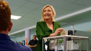 Fiscalía pidió 5 años de cárcel e inhabilitación para la líder de ultraderecha Marine Le Pen