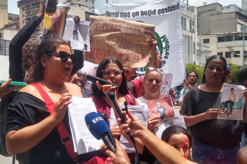 Fiscalía promete acelerar causas penales de adolescentes detenidos por las protestas