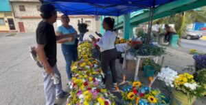 Flores a $1 para honrar a familiares hoy en el Día de los Difuntos