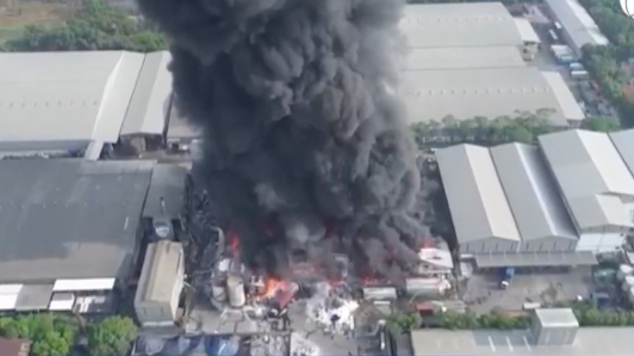Fuerte incendio en una fábrica de aceite de cocina en Indonesia (Video) - AlbertoNews