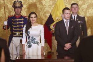 Gobierno de Ecuador suspende por cinco meses a su vicepresidenta