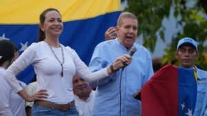 Gobierno y oposición felicitan a Trump, quieren buena relación.