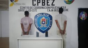 Grababan a sus vecinas mientras se bañaban: hay dos detenidos