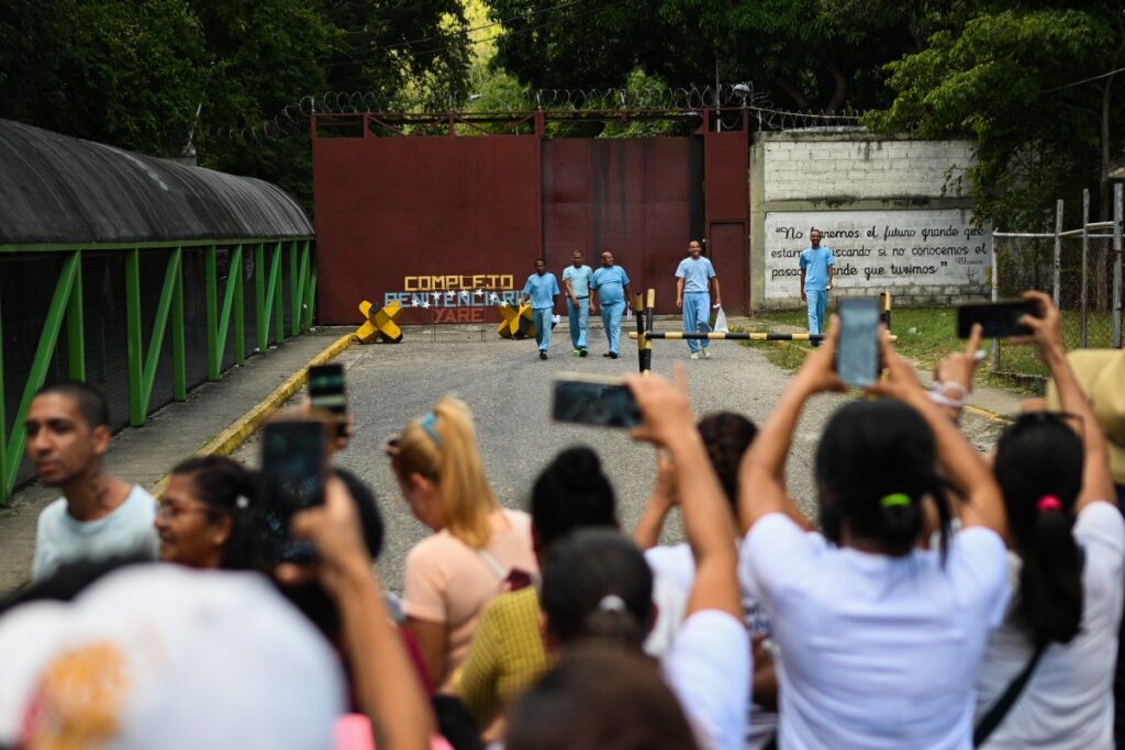Gritos, aplausos y dudas: La excarcelación de un centenar presos tras elecciones en Venezuela - AlbertoNews