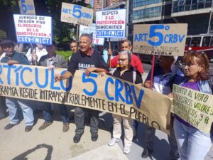 Grupo de trabajadores del CNCTL hacen piquete en el CNE (+Video)