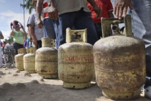 Guayaneses pasan hasta dos semanas haciendo cola para llenar cilindros de gas