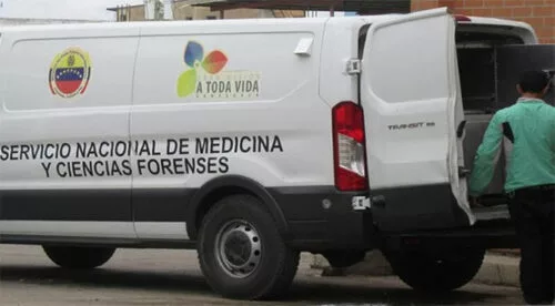 Hallan feto abandonado en una cancha deportiva