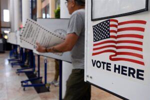 Harris pasa a encabezar encuestas en Wisconsin y Michigan pero Trump incrementa su ventaja en Arizona y Georgia