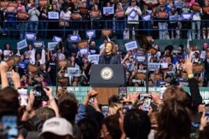 Harris se concentra en Pensilvania y Trump viaja por tres estados en el último día de campaña