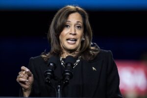 Harris visita la sede del Comité Nacional Demócrata y habla con votantes para pedir que acudan a las urnas