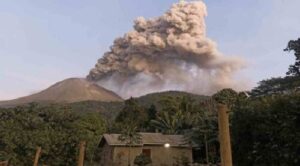 Hay más de 2.450 evacuados por erupción de volcán en Indonesia que dejó nueve muertos