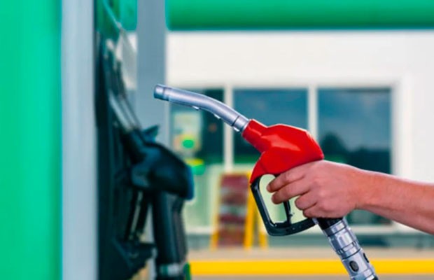Hombre bañó en combustible a conductor que se coleó en gasolinera