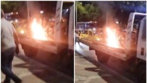 Hombre incendió su motocicleta sobre una grúa cuando autoridades la inmovilizaron; en medio del operativo, el conductor fue baleado