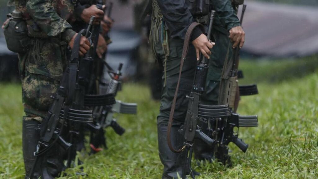 Hombres armados retuvieron a tres funcionarios de una alcaldía en Cauca; los amarraron, los dejaron en una montaña y les robaron el carro