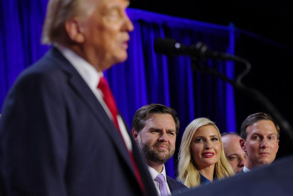 J.D. Vance, Ivanka Trump y Jared Kushner observan al nuevo presidente de EEUU, Donald Trump.