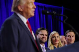 J.D. Vance, Ivanka Trump y Jared Kushner observan al nuevo presidente de EEUU, Donald Trump.