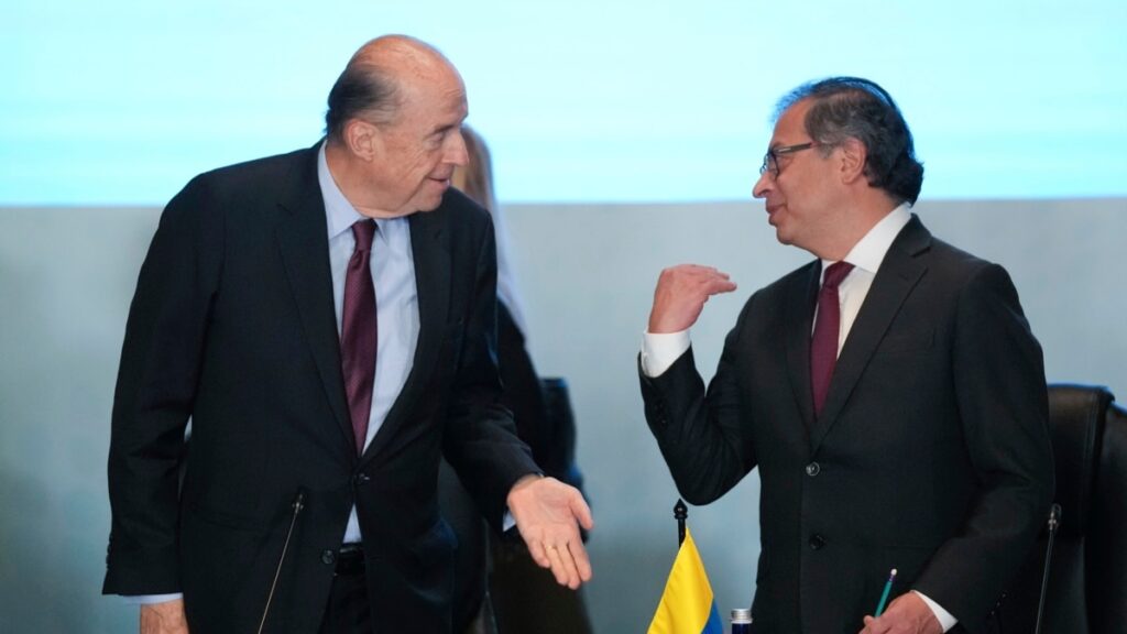 Inhabilitan por 10 años a excanciller de Colombia por polémica licitación para elaborar pasaportes