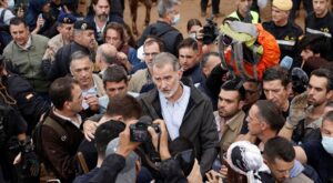 Insultan y lanzan barro a comitiva de reyes de España