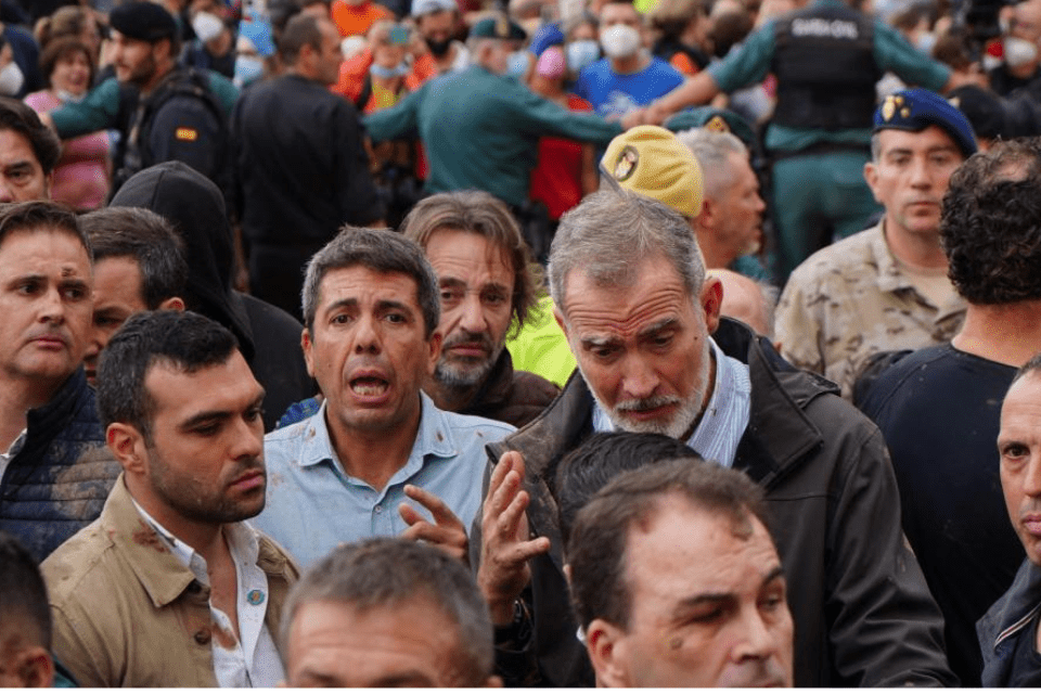 Insultan y lanzan barro a comitiva de reyes de España en epicentro del temporal