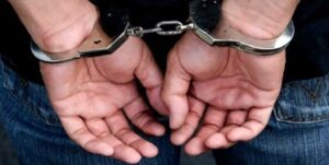 Joven amenaza con quitarse la vida para evitar su detención