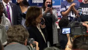 Kamala Harris aparece por sorpresa en la sede demócrata para llamar por teléfono a votantes - AlbertoNews