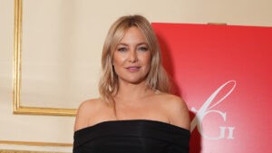 Kate Hudson recrea el famoso momento de 'Cómo perder a un hombre en 10 días' en un partido - AlbertoNews
