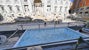 La Fontana de Trevi se puede observar de cerca gracias a polémica pasarela