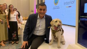 La historia de Samai, el perrito policía que 'olfatea' dispositivos