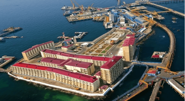 La insólita ciudad flotante de la época soviética compuesta por barcos hundidos