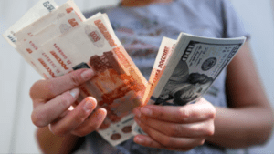 La moneda rusa se devalúa y alcanza los 100 rublos por dólar