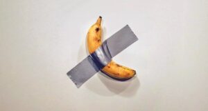 La polémica banana pegada a la pared se vende en una subasta por 6,2 millones de dólares - AlbertoNews