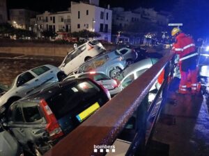 La riera de Cadaqués (Girona) arrastra 32 coches durante las lluvias de la madrugada