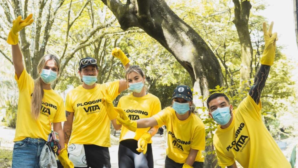 La técnica de trotar y recoger residuos que toma fuerza en Medellín