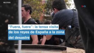 la tensa visita de los reyes de España a la zona del desastre