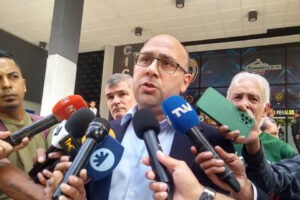 Las instituciones son las que están en deuda
