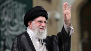 Líder supremo de Irán amenaza a Israel y EEUU con una "respuesta aplastante" tras ataque israelí