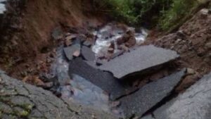 Lluvias causan daños en vías y casas de Mérida