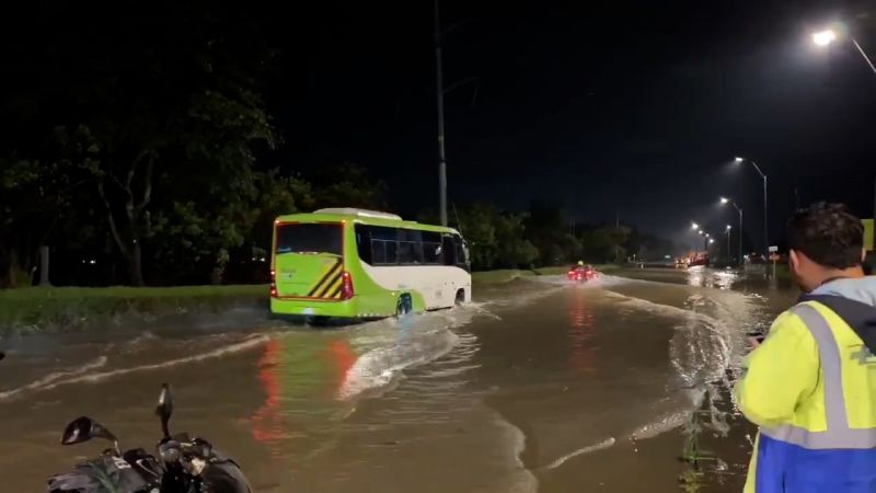 Lluvias e inundaciones dejan atrapadas a decenas de personas y vehículos en el norte de Bogotá