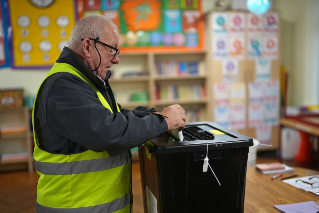 Los partidos de la coalición irlandesa se preparan para la reelección, según los sondeos a pie de urna
