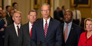 Los republicanos evitan las presiones del 'trumpismo' y eligen a John Thune como su líder en el Senado