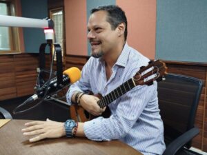Luis Pino celebra sus tres décadas de trayectoria musical al ritmo del cuatro