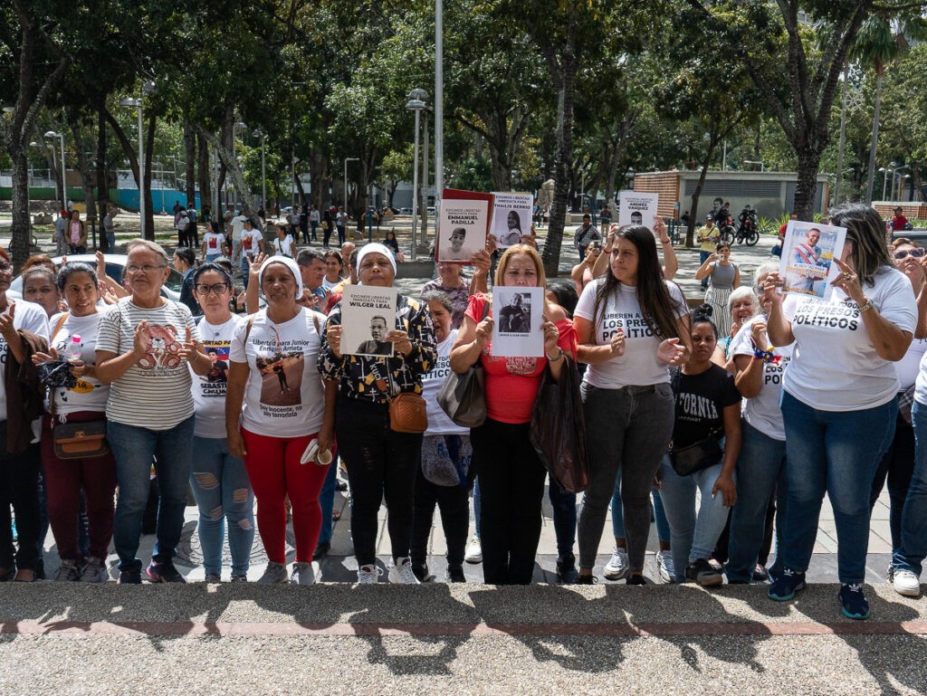 Madres, hermanas y abuelas de presos políticos claman justicia frente al Ministerio Público