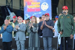 Maduro desafió sanciones de EE. UU. al entregarle condecoración a funcionarios chavistas